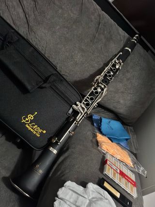 Clarinete nuevo con accesorios