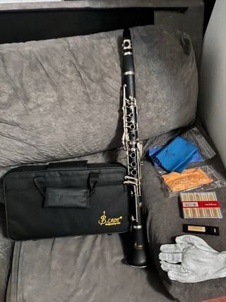 Clarinete nuevo con accesorios
