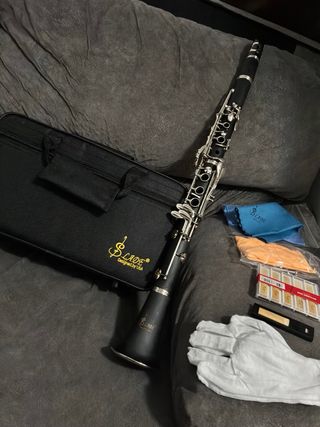 Clarinete nuevo con accesorios