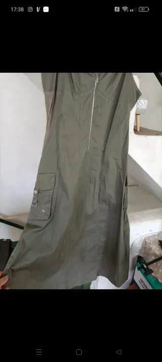 Vestito sportivo verde militare con zip