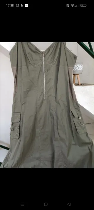 Vestito sportivo verde militare con zip