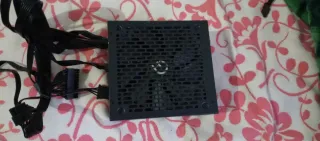 Fuente de Alimentación PC Negra Es una Bzx750.
