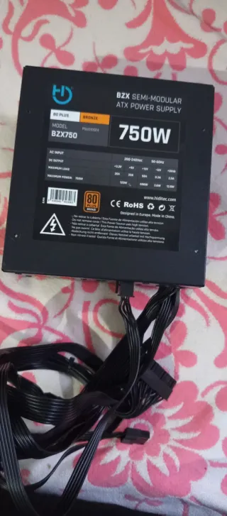 Fuente de Alimentación PC Negra Es una Bzx750.