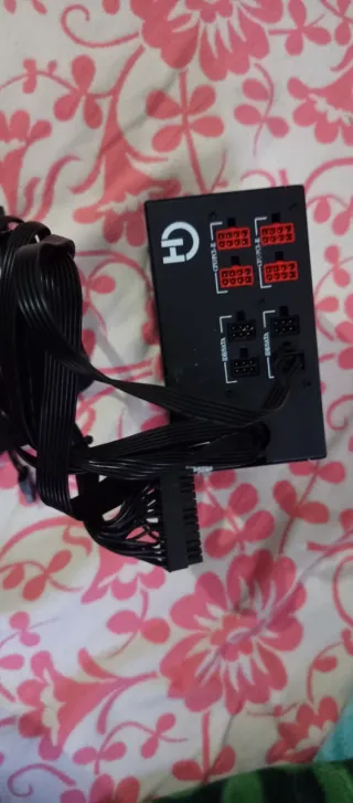 Fuente de Alimentación PC Negra Es una Bzx750.