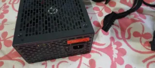 Fuente de Alimentación PC Negra Es una Bzx750.