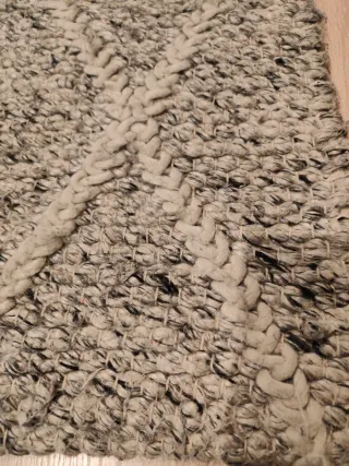 Alfombra de lana gris y blanca