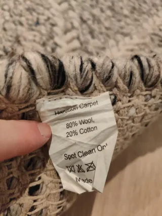 Alfombra de lana gris y blanca