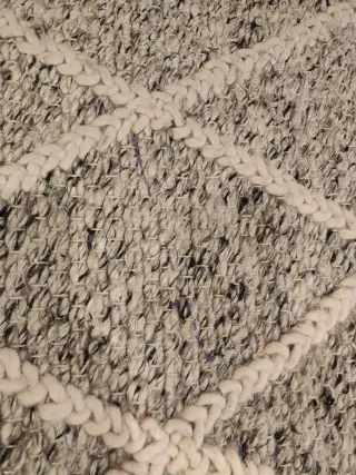 Alfombra de lana gris y blanca