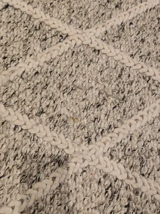 Alfombra de lana gris y blanca