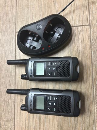 2 Walkie Talkies Motorola + Cargador