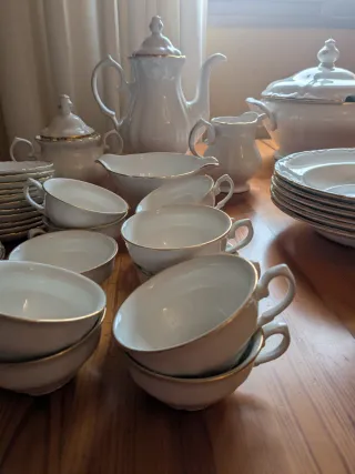 Vajilla de porcelana clásica (balnca y dorada)