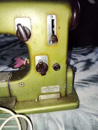 Máquina de coser antigua Husqvarna 19 con pedal