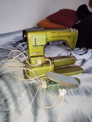Máquina de coser antigua Husqvarna 19 con pedal