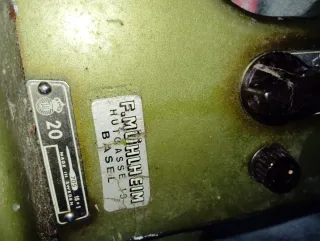 Máquina de coser antigua Husqvarna 19 con pedal