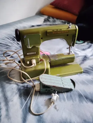 Máquina de coser antigua Husqvarna 19 con pedal