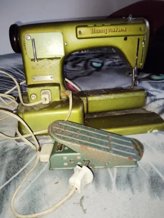 Máquina de coser antigua Husqvarna 19 con pedal