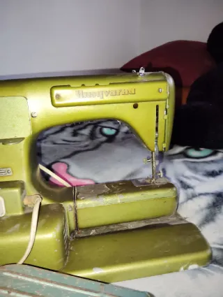 Máquina de coser antigua Husqvarna 19 con pedal