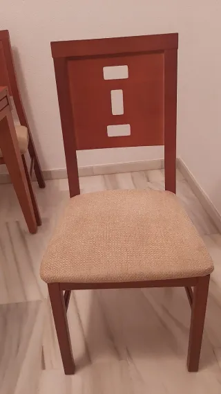 Mesa comedor y 4 sillas madera y tela