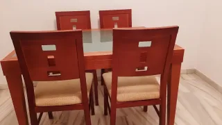 Mesa comedor y 4 sillas madera y tela