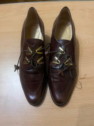Zapatos de vestir marrones con cordones dorados