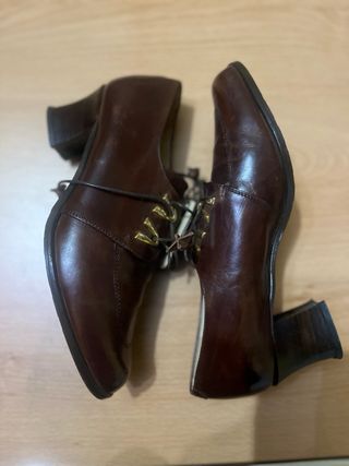Zapatos de vestir marrones con cordones dorados