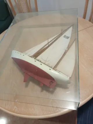 Maqueta velero con urna