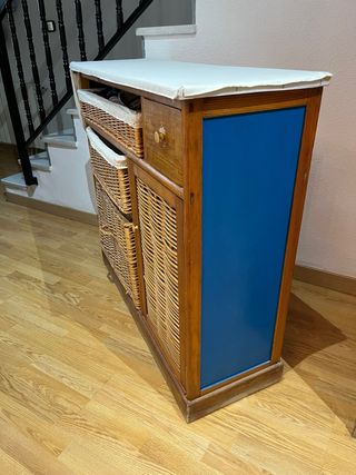Mueble tabla planchar y cajones de mimbre