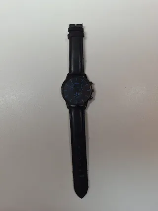 Reloj de pulsera negro y azul