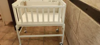 Minicuna colecho blanca con ruedas