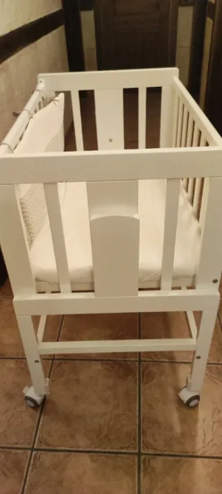 Minicuna colecho blanca con ruedas