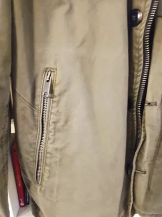 Chaqueta verde militar, con cremallera y botones