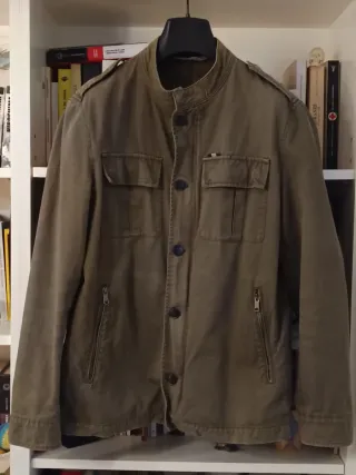 Chaqueta verde militar, con cremallera y botones