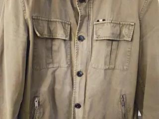 Chaqueta verde militar, con cremallera y botones