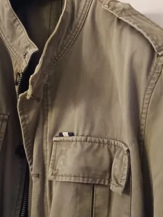 Chaqueta verde militar, con cremallera y botones