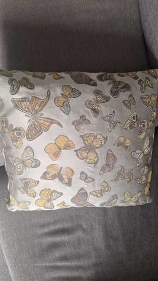 Cuscino decorativo con farfalle