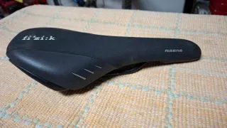 Sillín Fi'zi:k Negro