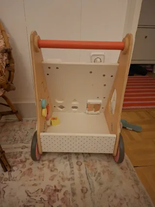 Andador infantil de madera