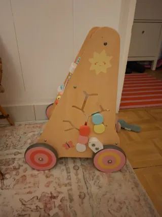 Andador infantil de madera