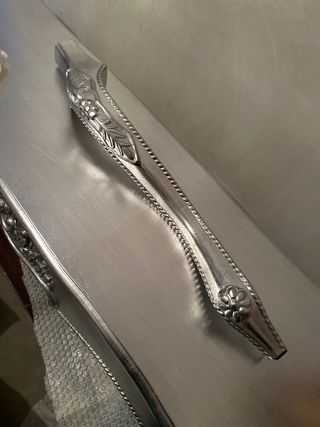 Recibidor de madera y metal plateado