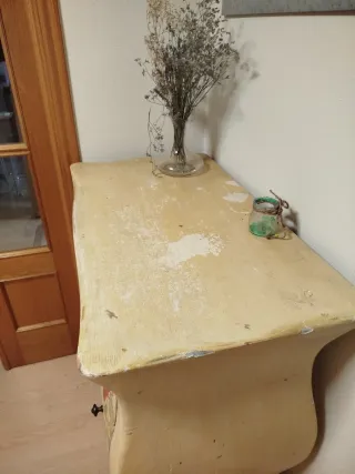 Cajonera vintage de madera con diseño floral