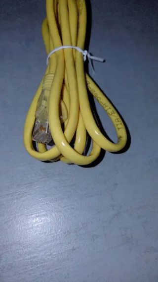 Cables de Red Ethernet (2 Amarillos, 1 Azul)