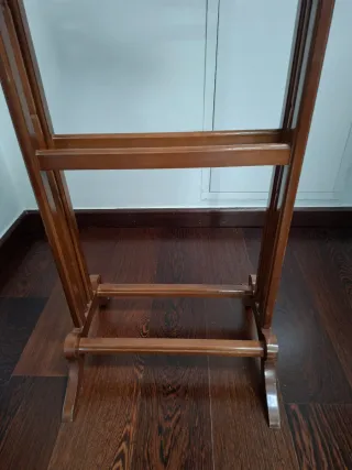 Galán de noche de madera. Perchero de pie.