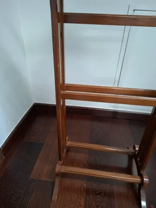 Galán de noche de madera. Perchero de pie.