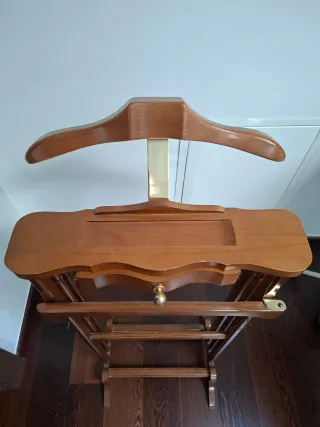 Galán de noche de madera. Perchero de pie.