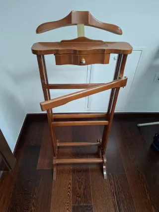 Galán de noche de madera. Perchero de pie.