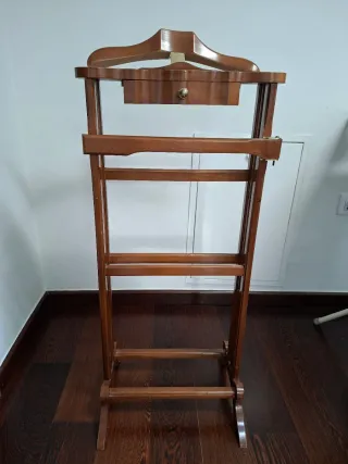 Galán de noche de madera. Perchero de pie.