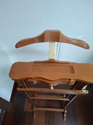 Galán de noche de madera. Perchero de pie.