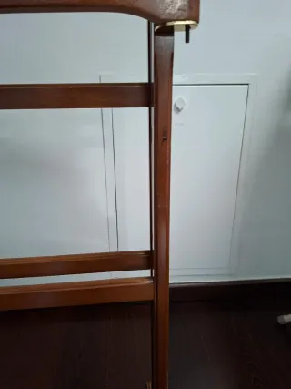 Galán de noche de madera. Perchero de pie.