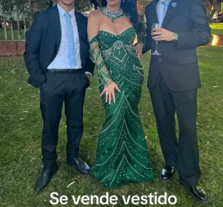 Vestido de fiesta verde con pedrería