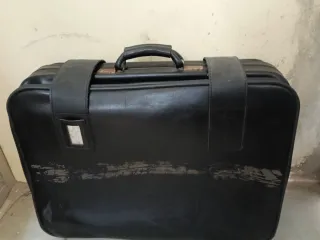 Maleta de viaje de piel negra